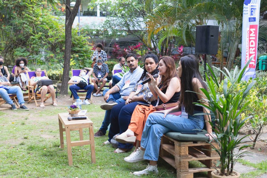 Convidados debatem desinformação e fact-checking durante conversa no jardim do Festival 3i Nordeste. Foto: Morgana Narjara dos Anjos