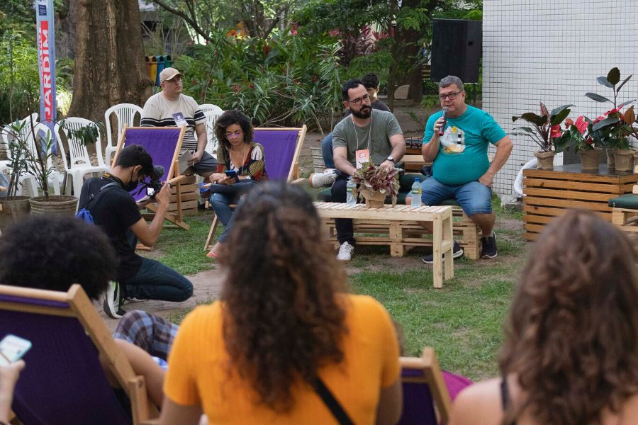 Convidados discutem durante conversa no jardim do Festival 3i Nordeste. Foto: Morgana Narjara dos Anjos
